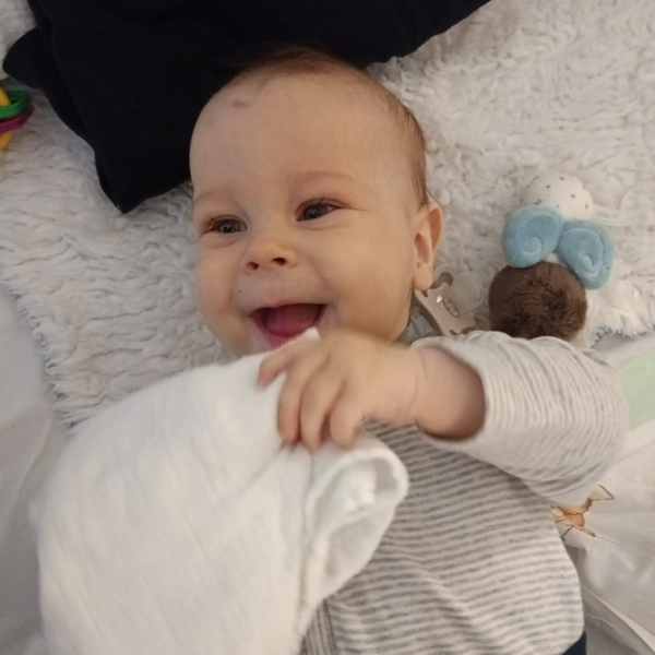 Ein Baby auf einer Decke liegend Ein Baby auf einer Decke liegend