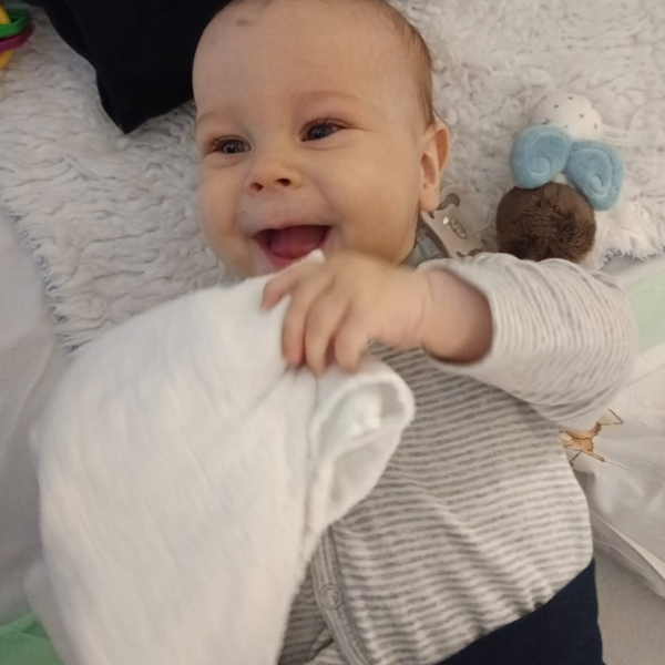 Ein Baby auf einer Decke liegend Ein Baby auf einer Decke liegend