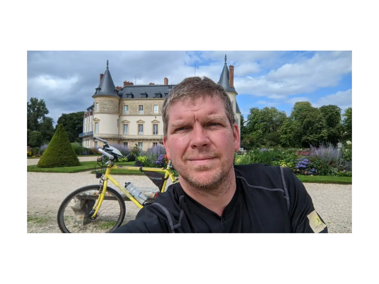 Ein Selfie von Bertrand mit seinem Fahrrad