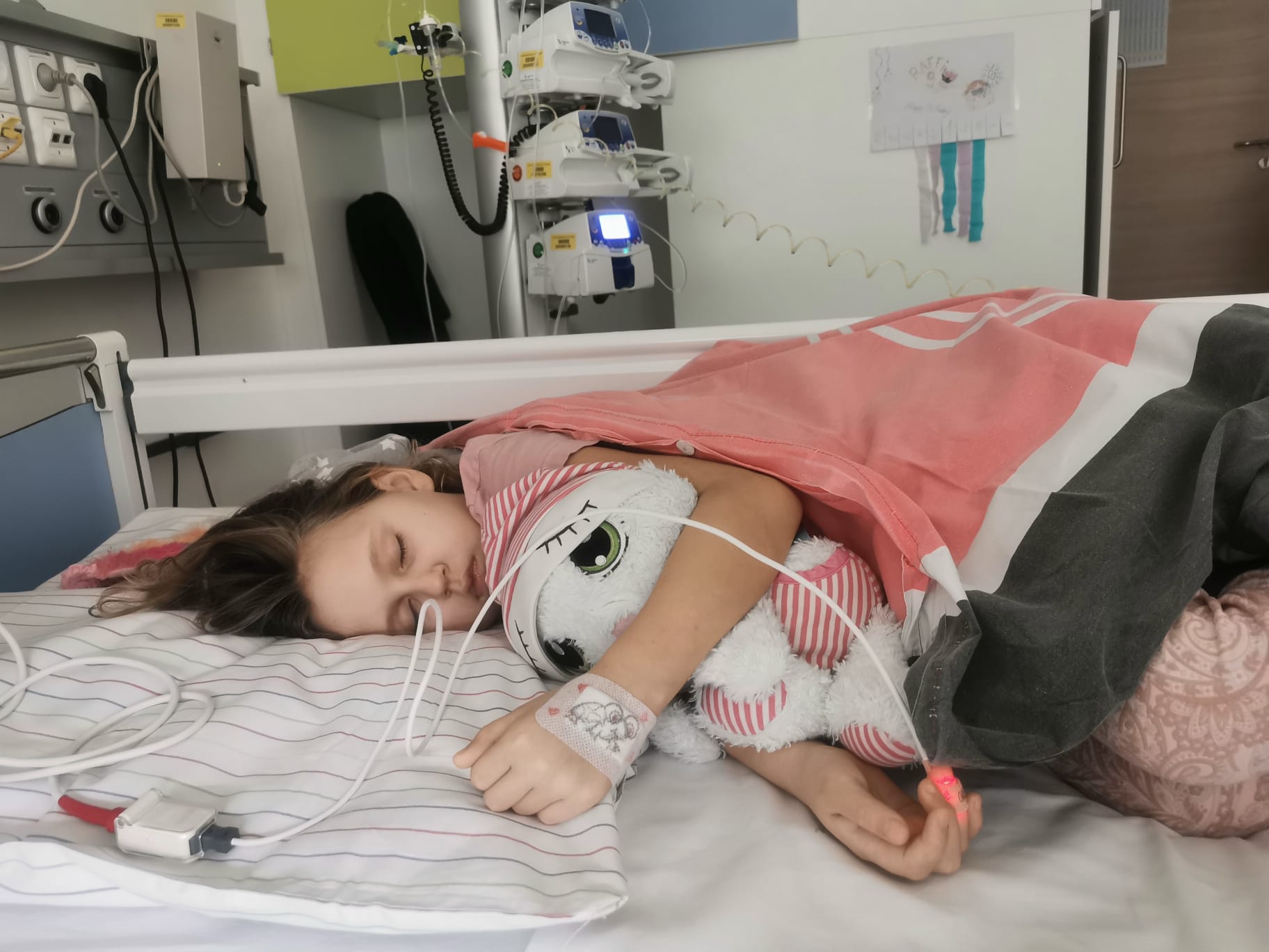 schlafendes Mädchen in einem Krankenhausbett schlafendes Mädchen in einem Krankenhausbett