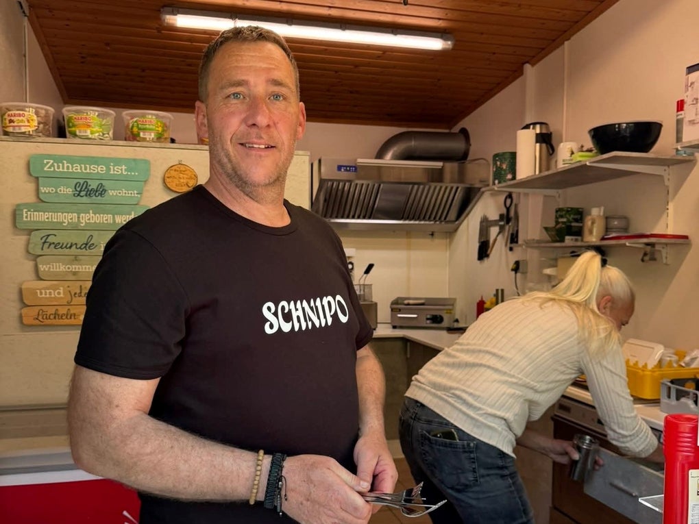 Ein Mann steht in einer Küche Ein Mann steht in einer Küche
