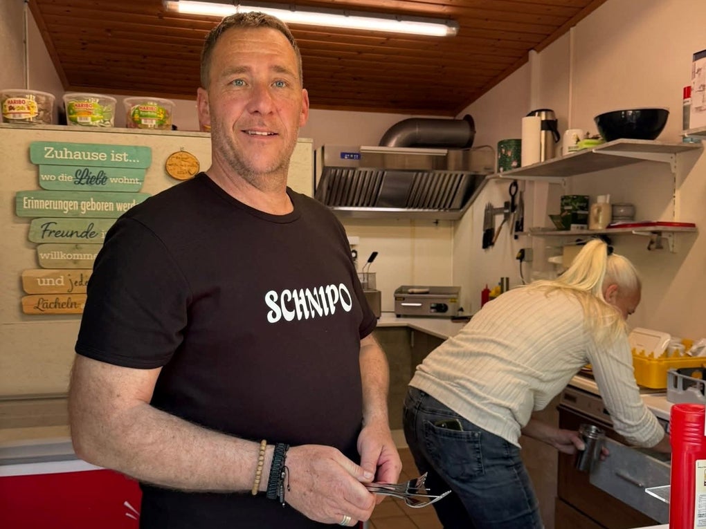 Ein Mann steht in einer Küche Ein Mann steht in einer Küche