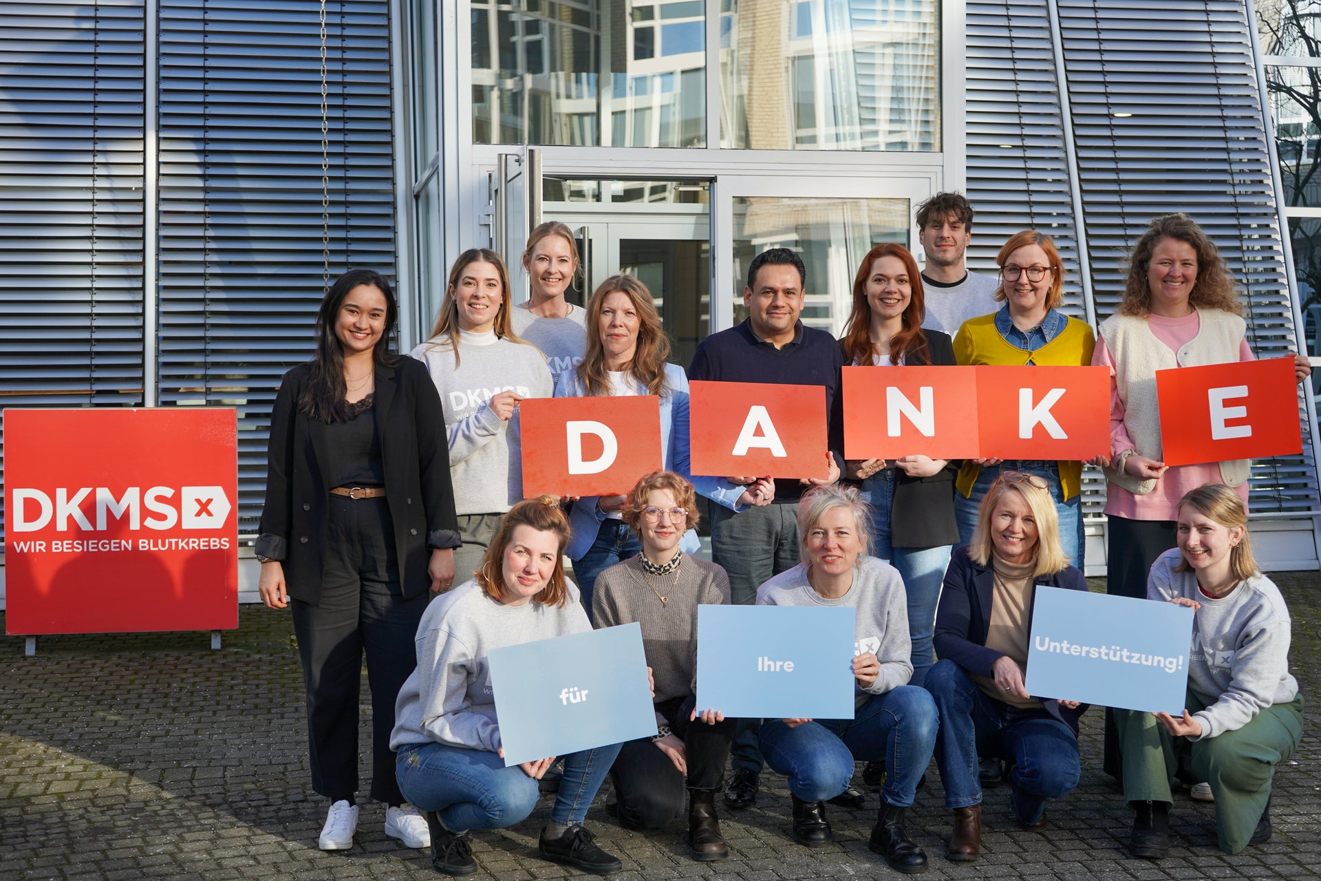 Eine Gruppe von Menschen mit Schildern Eine Gruppe von Menschen mit Schildern