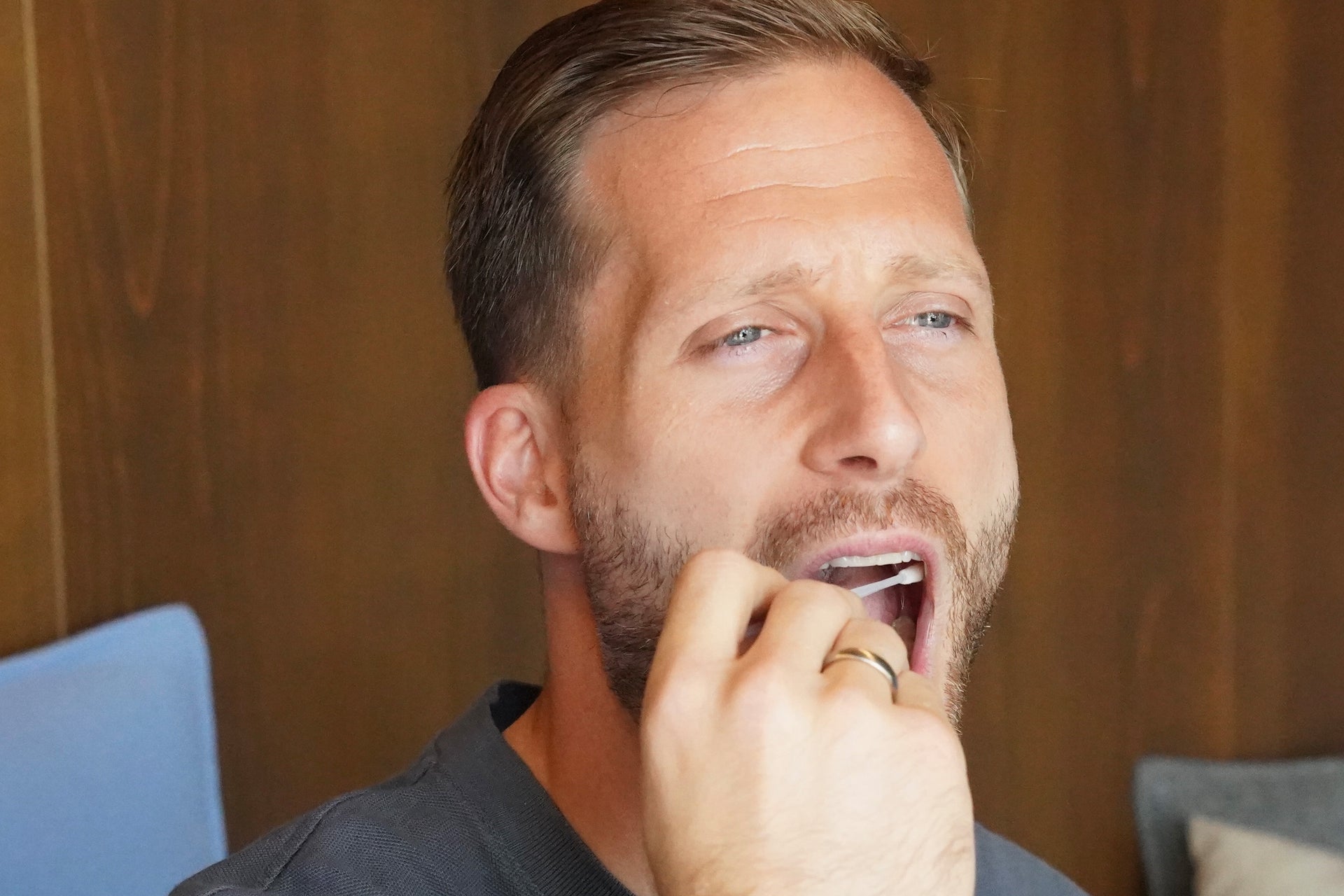 Ein Mann mit offenem Mund Ein Mann mit offenem Mund