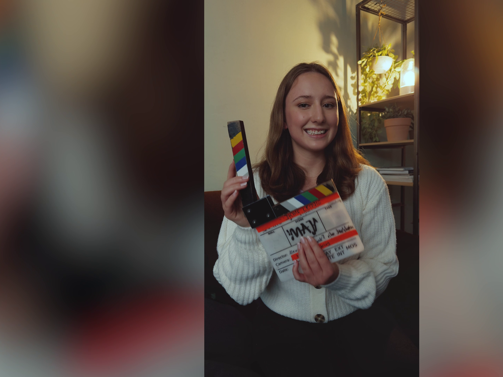 Eine Frau hält eine Filmklappe. Eine Frau hält eine Filmklappe.