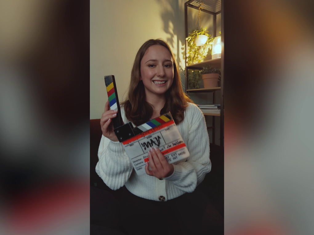 Eine Frau hält eine Filmklappe. Eine Frau hält eine Filmklappe.