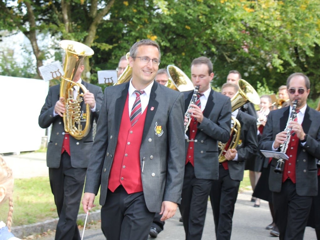 Eine Gruppe von Menschen in Anzügen, die Instrumente spielen Eine Gruppe von Menschen in Anzügen, die Instrumente spielen