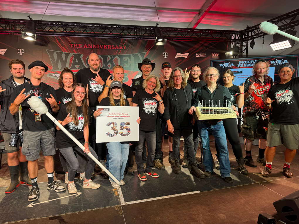 Die Wackengründer Holger Hübner und Thomas Jensen mit Melissa, Moderator Christof Leim und dem DKMS Team Die Wackengründer Holger Hübner und Thomas Jensen mit Melissa, Moderator Christof Leim und dem DKMS Team