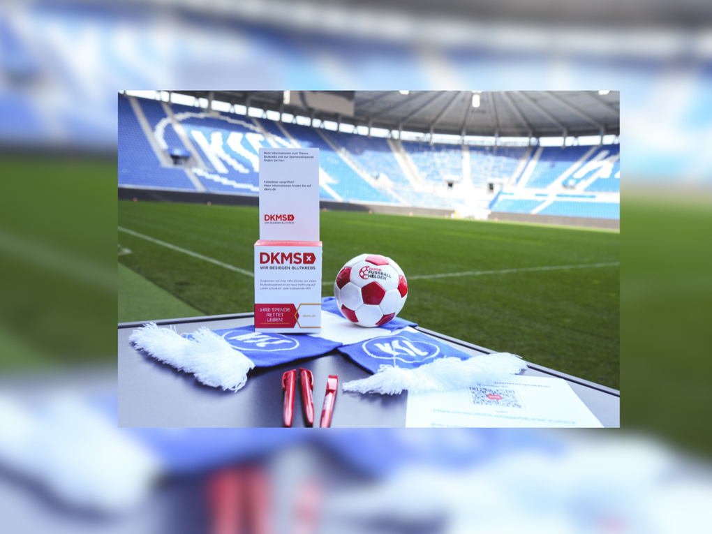 Ein Fußball und eine Eintrittskarte auf einem Tisch in einem Stadion Ein Fußball und eine Eintrittskarte auf einem Tisch in einem Stadion