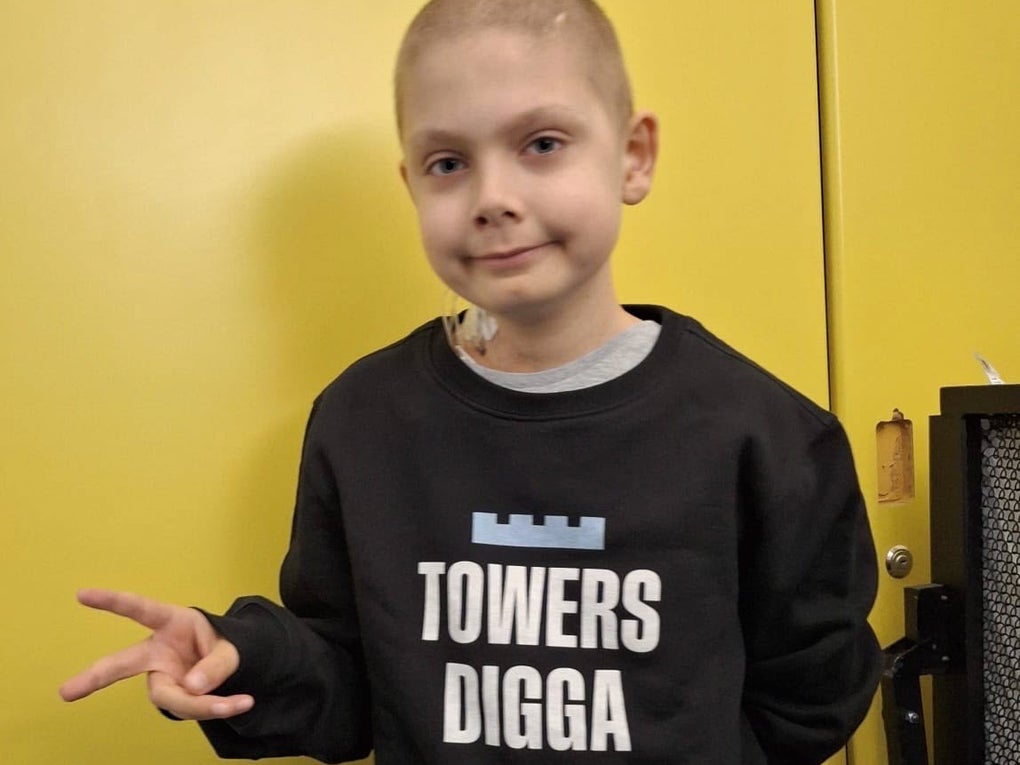 Ein Junge steht vor einer gelben Tür Ein Junge steht vor einer gelben Tür