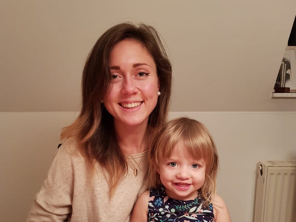 Anika und Hannah lächeln für die Kamera, sie puzzeln zusammen an einem Tisch Anika und Hannah lächeln für die Kamera, sie puzzeln zusammen an einem Tisch