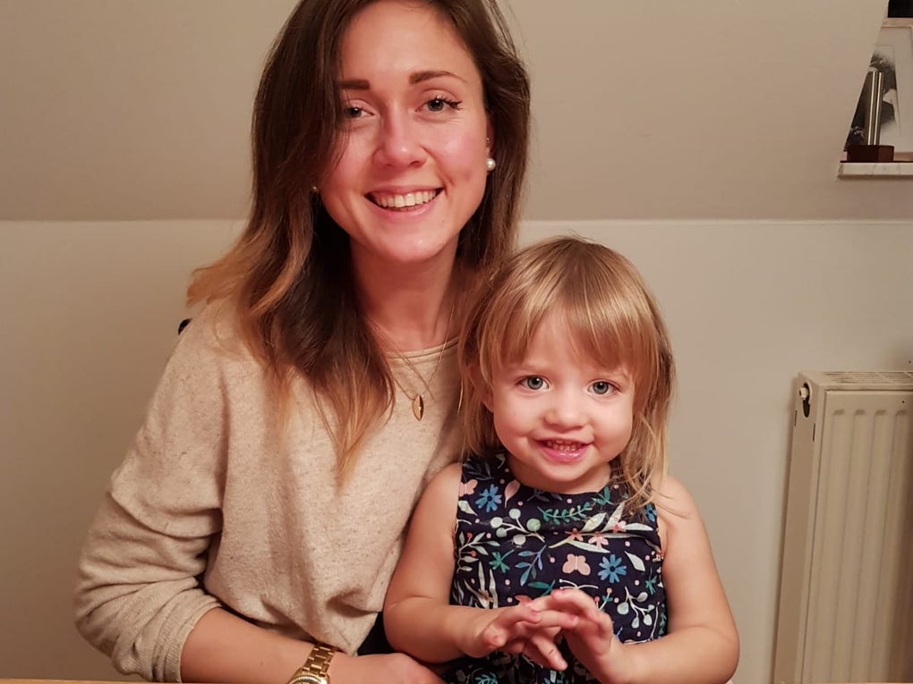 Anika und Hannah lächeln für die Kamera, sie puzzeln zusammen an einem Tisch Anika und Hannah lächeln für die Kamera, sie puzzeln zusammen an einem Tisch