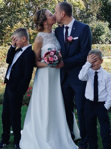 Hochzeitsbild von Blutkrebspatient Lars mit Frau und zwei Kindern