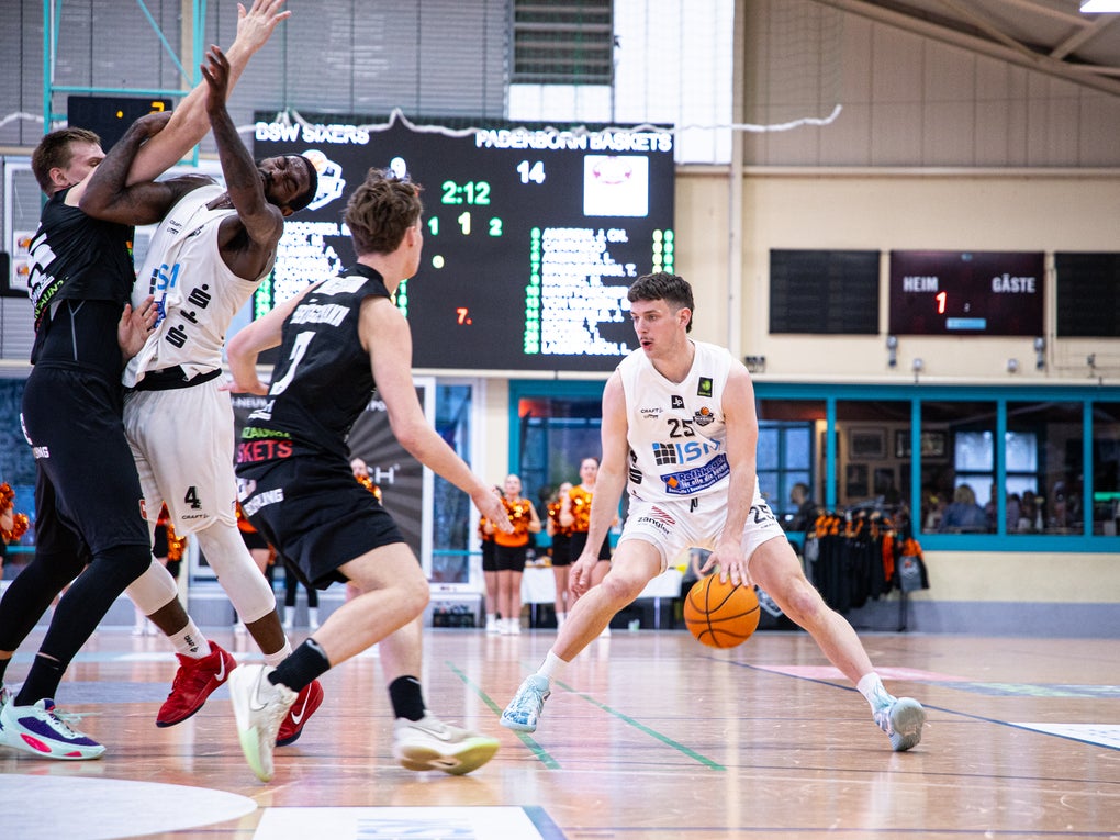 Eine Gruppe von Menschen spielt Basketball Eine Gruppe von Menschen spielt Basketball
