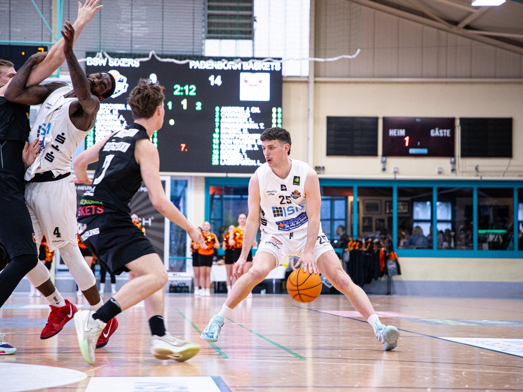 Eine Gruppe von Menschen spielt Basketball Eine Gruppe von Menschen spielt Basketball