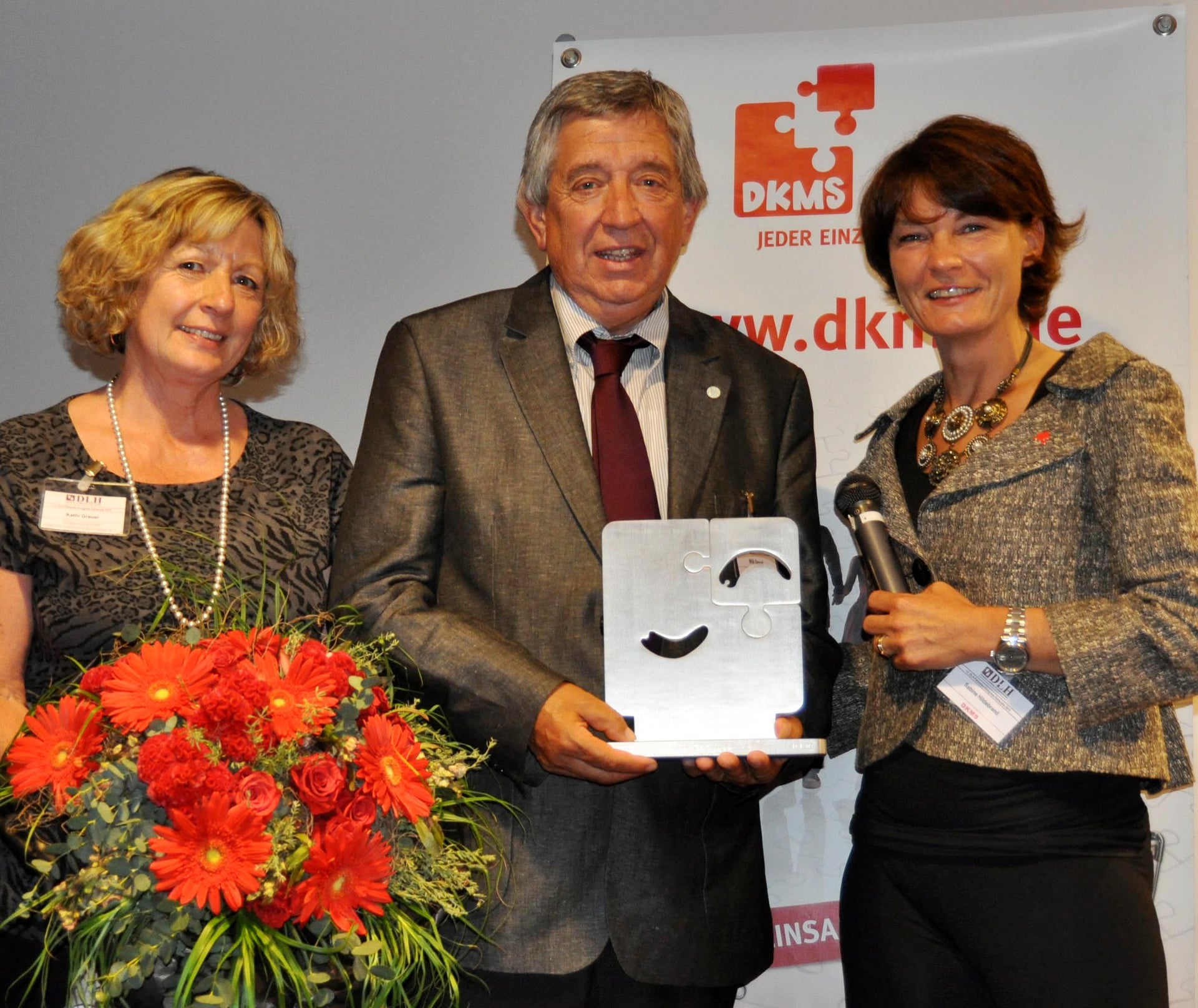 Für ihr außerordentliches Engagement bekam die Hilfsgruppe Eifel den DKMS Ehrenamtspreis 2009 verliehen. Sabine Hildebrand (rechts) übergab den Preis an Willi und Kathi Greuel. Foto: Reiner Züll