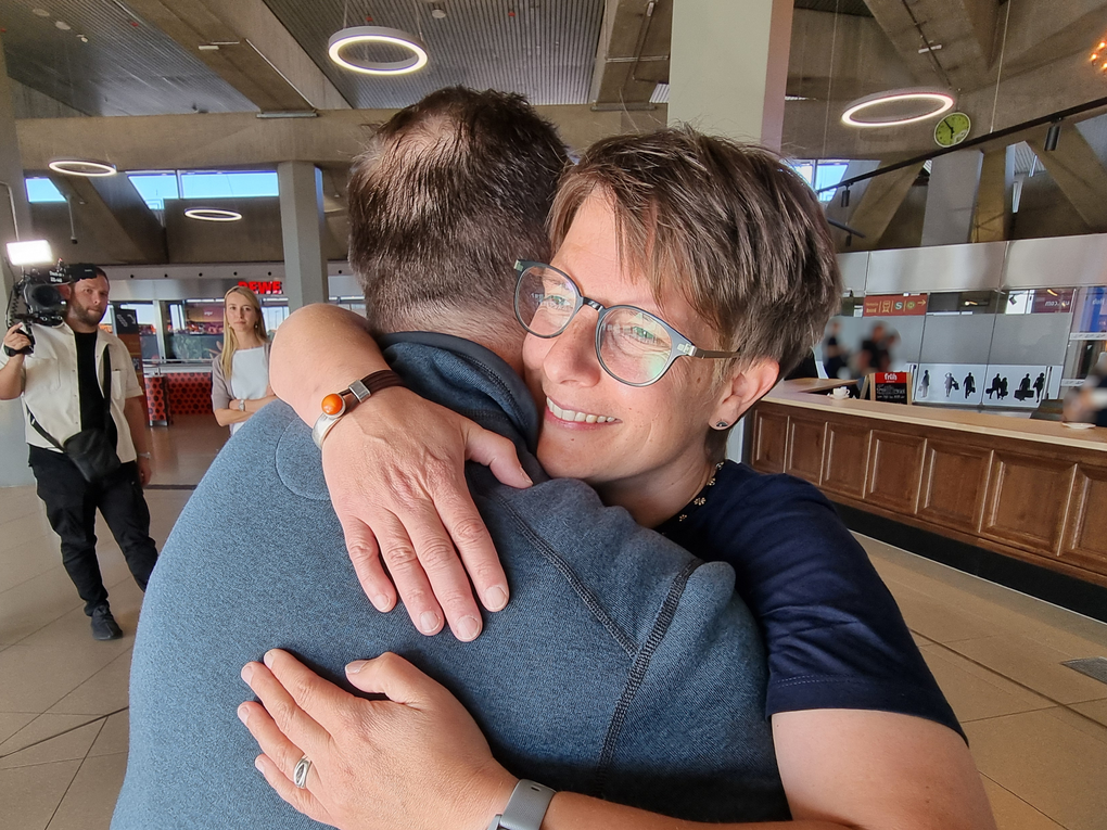 Eine Frau, die einen Mann umarmt Eine Frau, die einen Mann umarmt