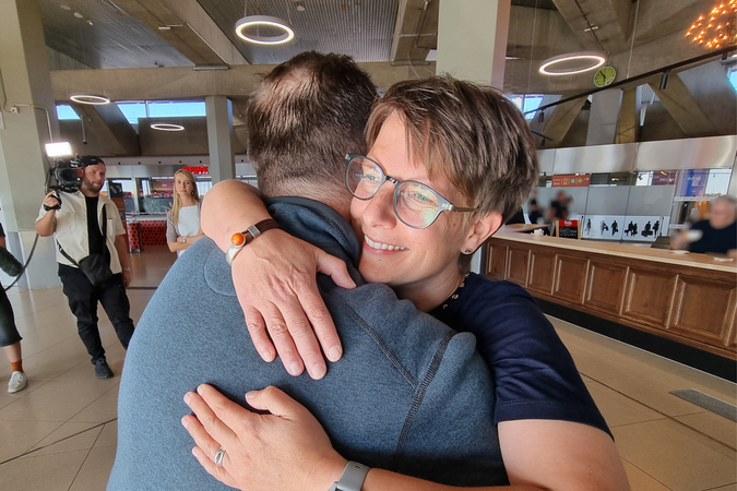 Eine Frau, die einen Mann umarmt Eine Frau, die einen Mann umarmt