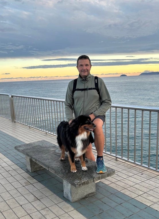 Günter und sein Hund stehen auf einer Bank und schauen in die Kamera. Günter und sein Hund stehen auf einer Bank und schauen in die Kamera.