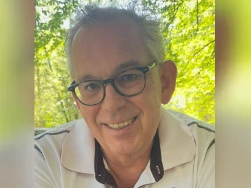 Ein Mann mit Brille, der lächelt Ein Mann mit Brille, der lächelt