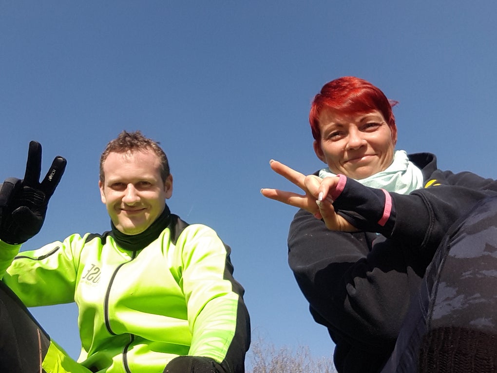 Ein Mann und eine Frau posieren für ein Foto Ein Mann und eine Frau posieren für ein Foto