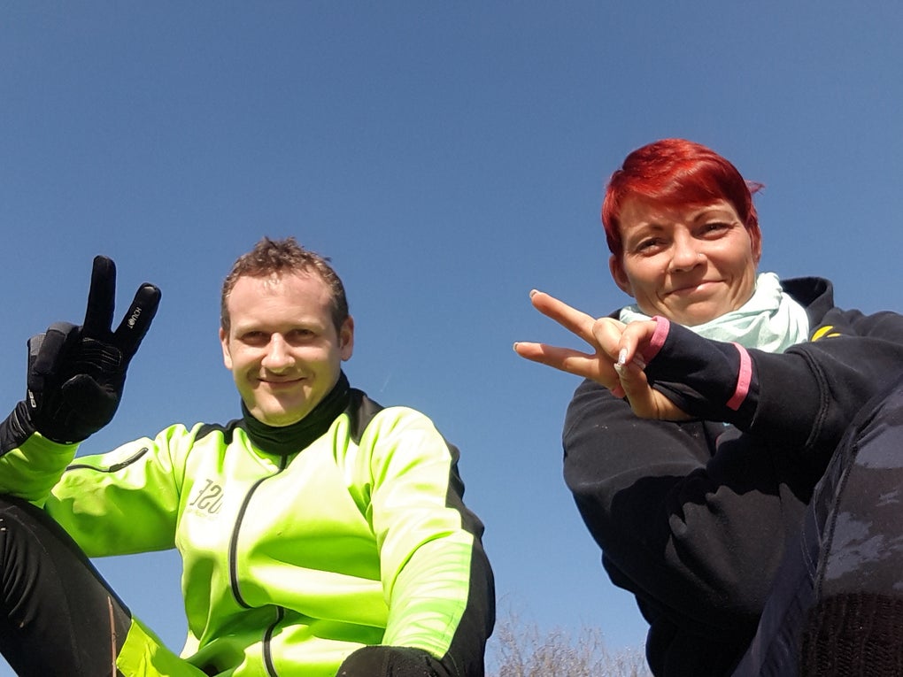Ein Mann und eine Frau posieren für ein Foto Ein Mann und eine Frau posieren für ein Foto