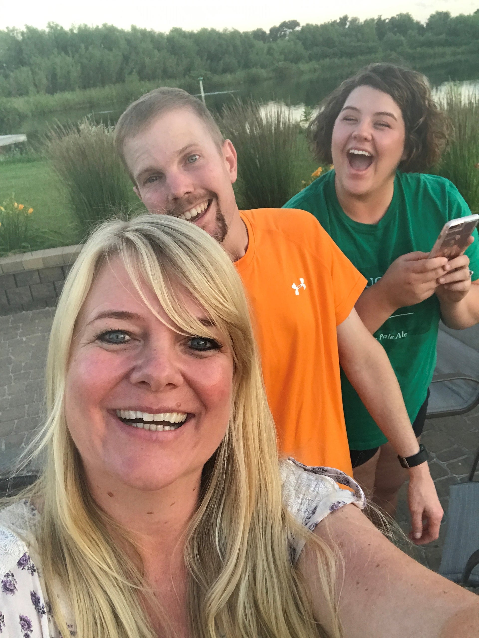 Patricia, Nate und Brenna machen ein gemeinsames Selfie. Patricia, Nate und Brenna machen ein gemeinsames Selfie.