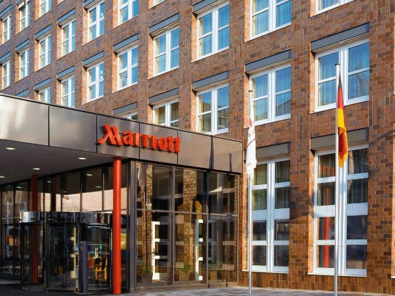 Ein Marriott Hotel von außen fotografiert Ein Marriott Hotel von außen fotografiert