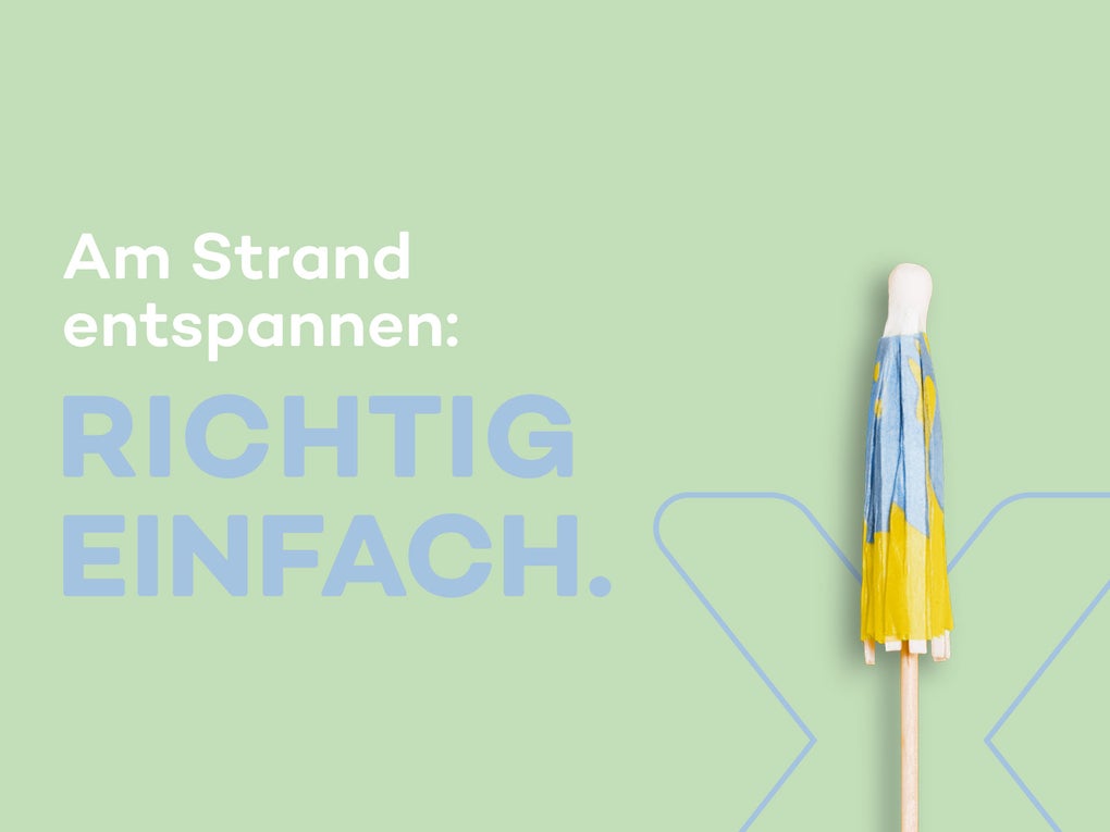 "Am Strand entspannen: RICHTIG EINFACH." vor grünem Hintergrund "Am Strand entspannen: RICHTIG EINFACH." vor grünem Hintergrund