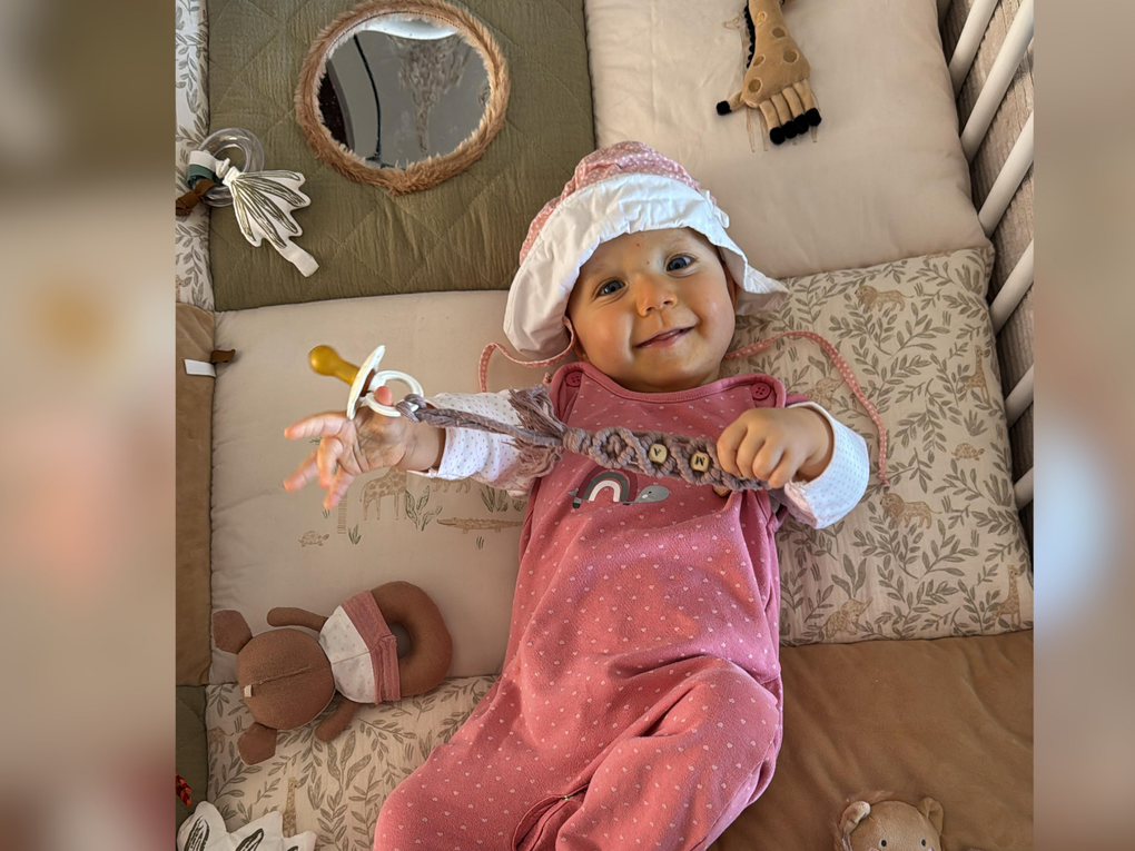 Ein Baby in einem Kinderbett Ein Baby in einem Kinderbett