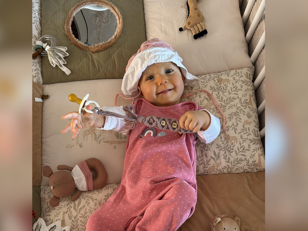 Ein Baby in einem Kinderbett Ein Baby in einem Kinderbett