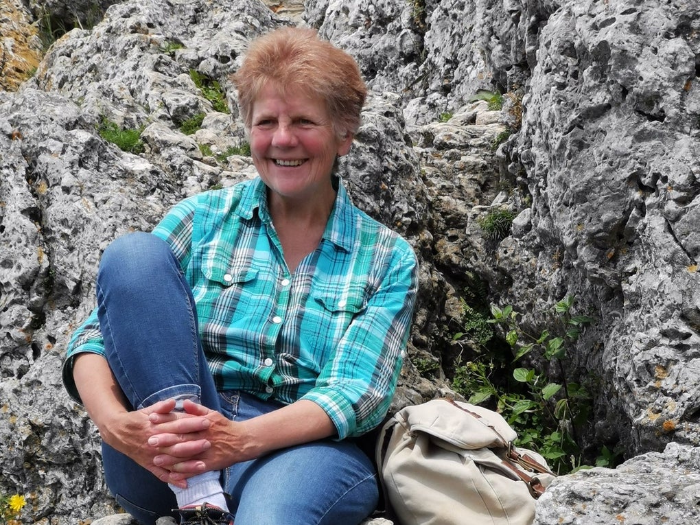 Eine Frau sitzt auf einem Felsen Eine Frau sitzt auf einem Felsen