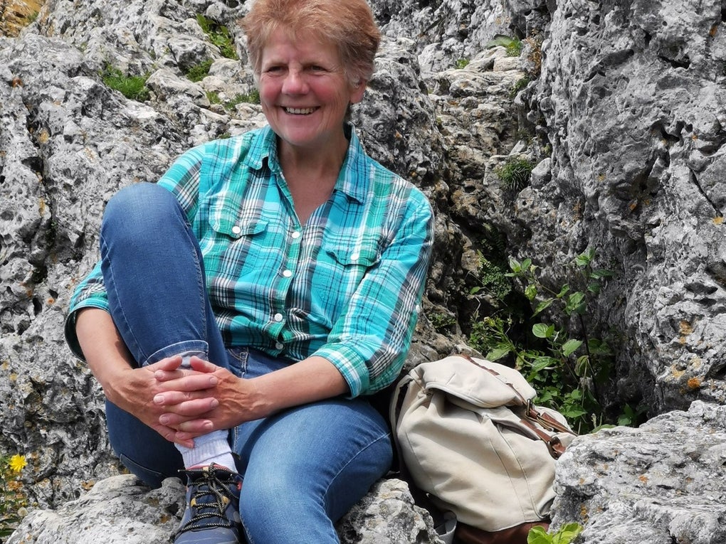 Eine Frau sitzt auf einem Felsen Eine Frau sitzt auf einem Felsen