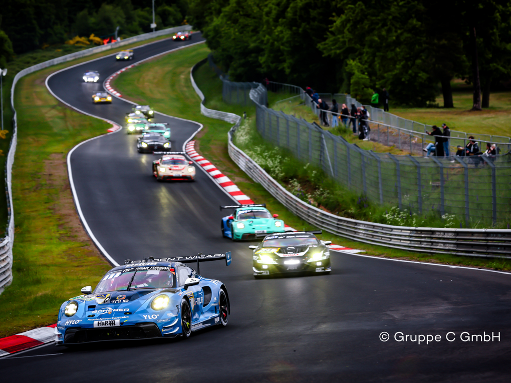 Rennwagen auf einer Rennstrecke. Rennwagen auf einer Rennstrecke.