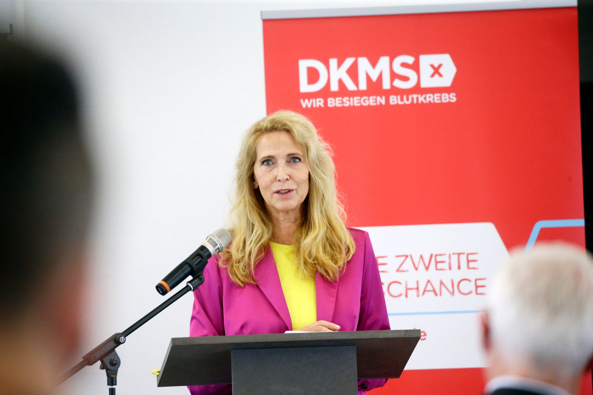 DKMS Geschäftsführerin Dr. Elke Neujahr bei der Verleihung des DKMS Schulsiegels in München