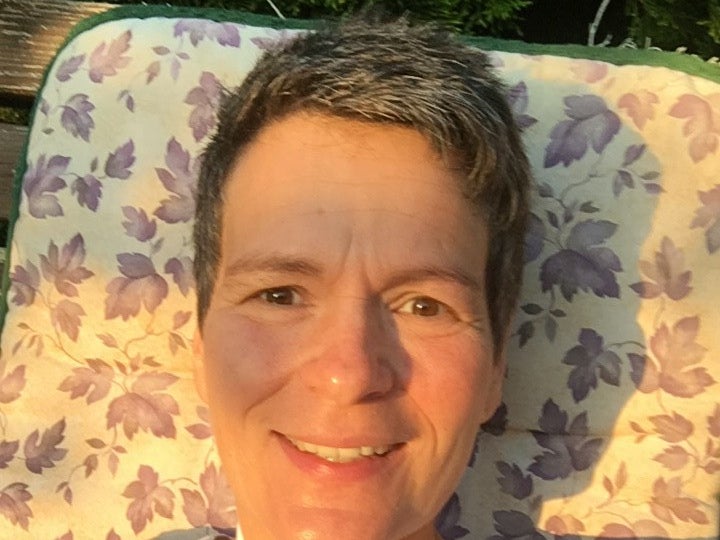 eine Frau macht ein Selfie auf einem Liegestuhl eine Frau macht ein Selfie auf einem Liegestuhl
