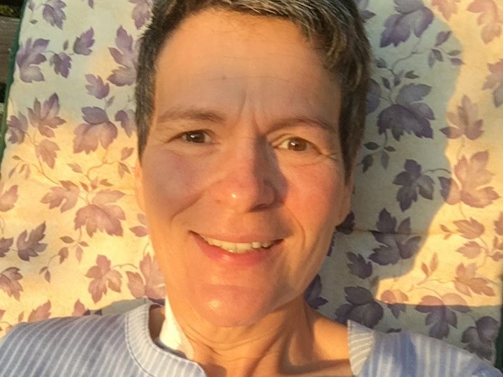 eine Frau macht ein Selfie auf einem Liegestuhl eine Frau macht ein Selfie auf einem Liegestuhl