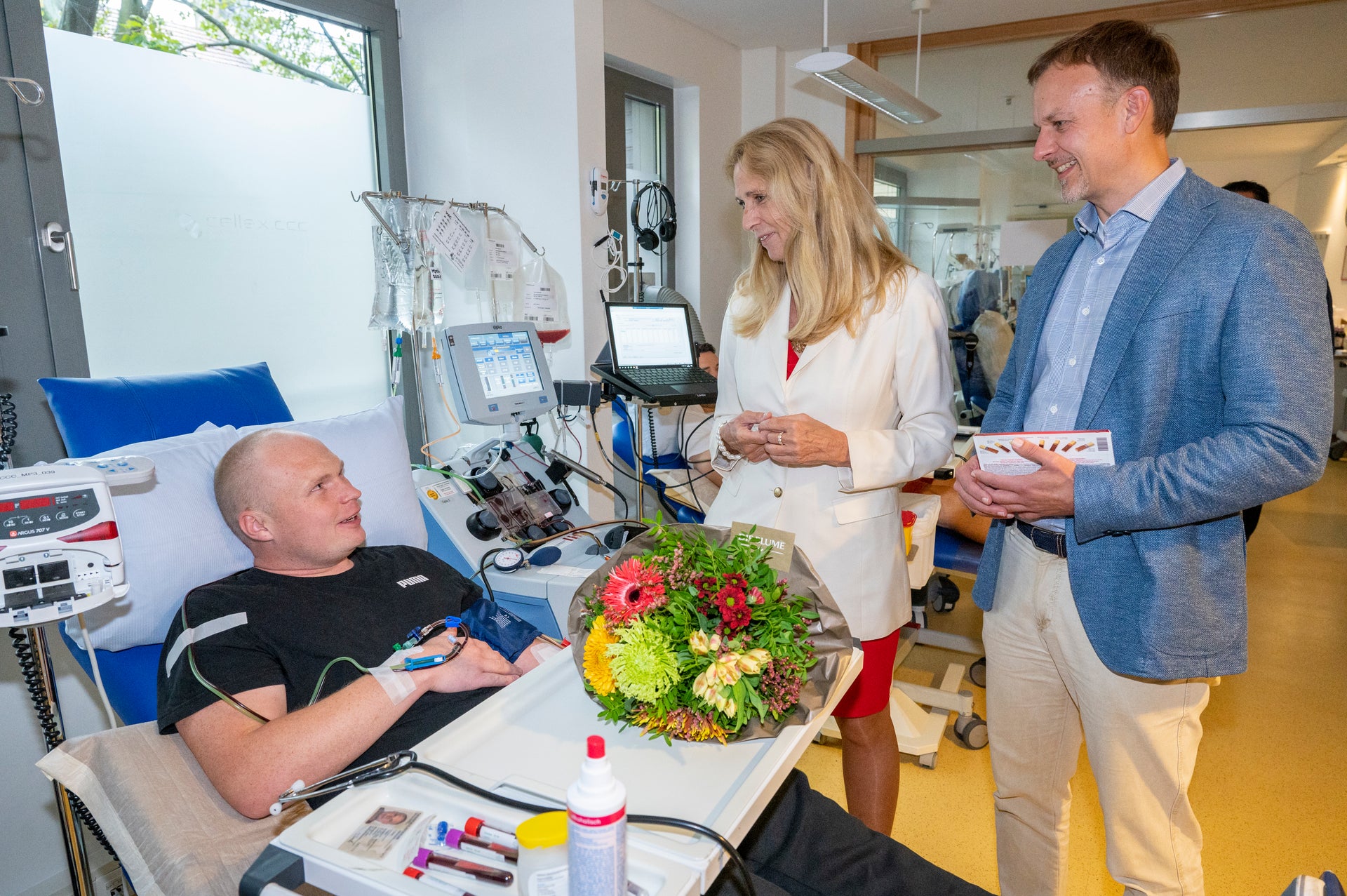 Spender Torben Zemke mit Dr. Elke Neujahr (Global CEO DKMS) und Sirko Geist (Geschäftsführer DKMS Collection Center)