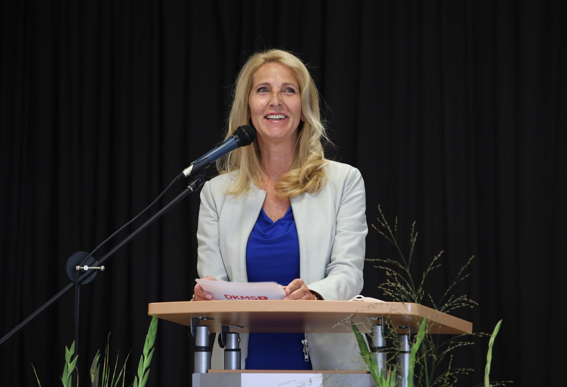 Dr. Elke Neujahr, Vorsitzende Geschäftsführerin der DKMS hält eine Rede Dr. Elke Neujahr, Vorsitzende Geschäftsführerin der DKMS hält eine Rede