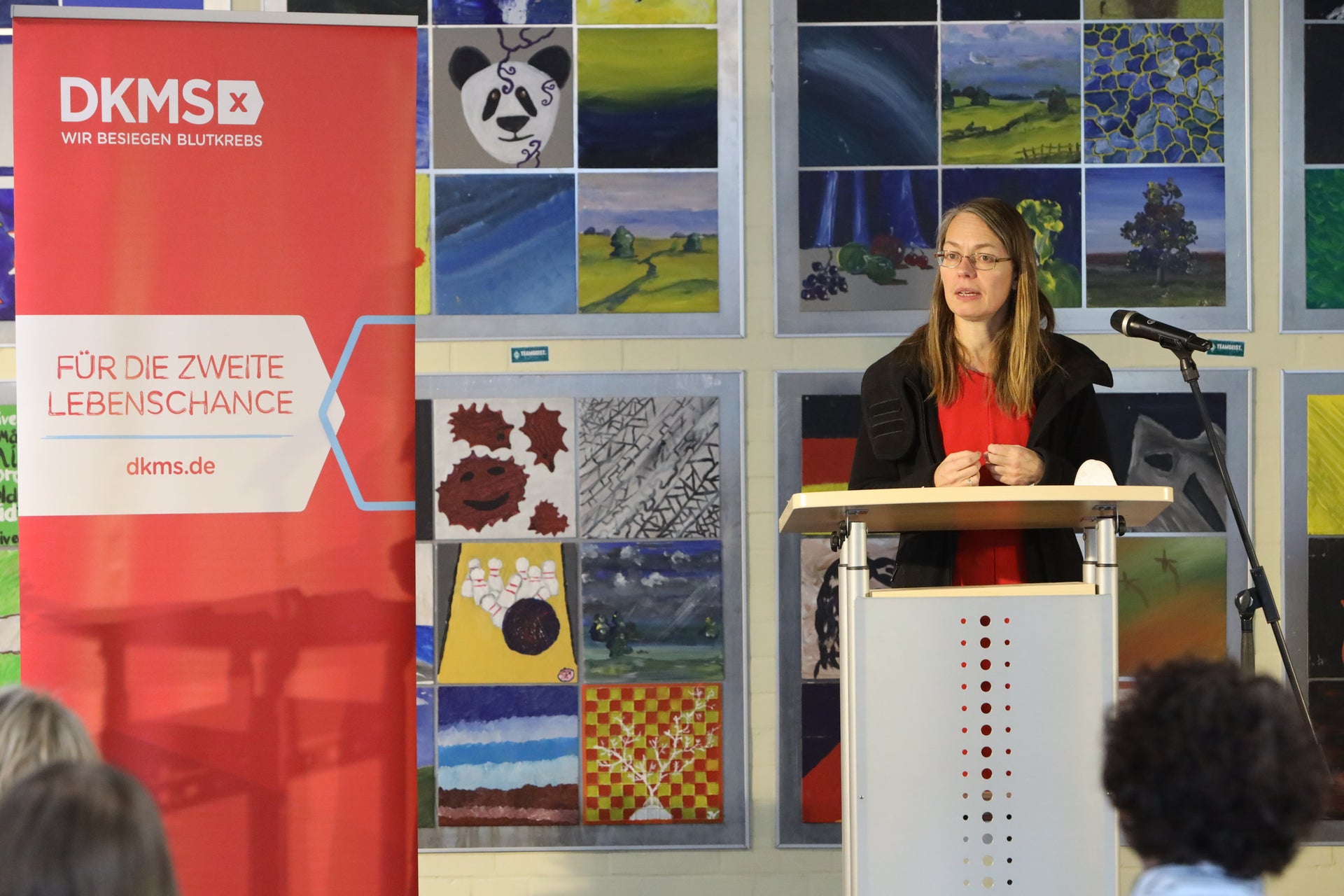 Eine Frau steht auf einem Podium Eine Frau steht auf einem Podium