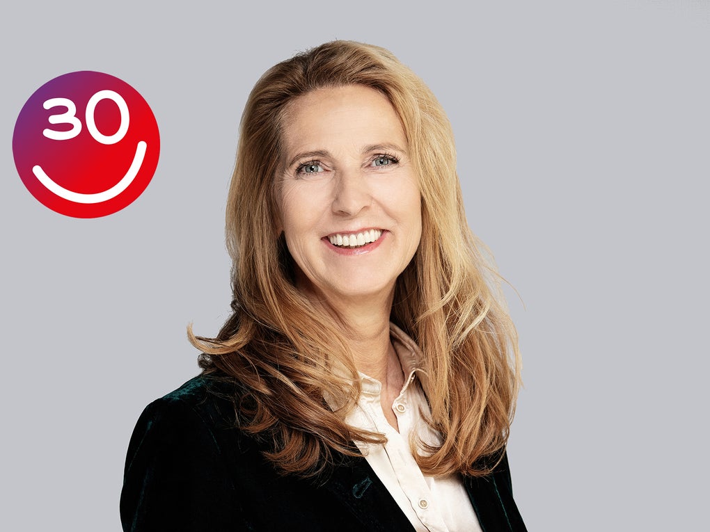 Eine Frau lächelt in die Kamera Eine Frau lächelt in die Kamera