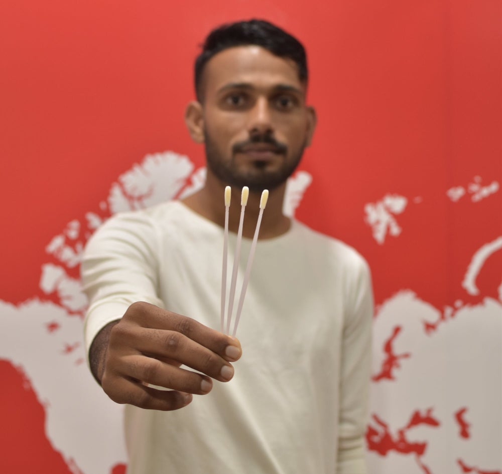 Ein Mann hält Swabs Ein Mann hält Swabs