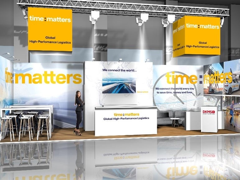 Ein Messestand mit einer Frau, die auf der Fläche steht. Ein Messestand mit einer Frau, die auf der Fläche steht.