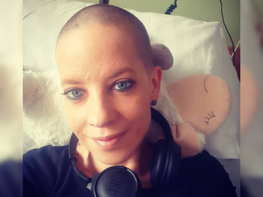 Ilona im Krankenbett. Ilona im Krankenbett.
