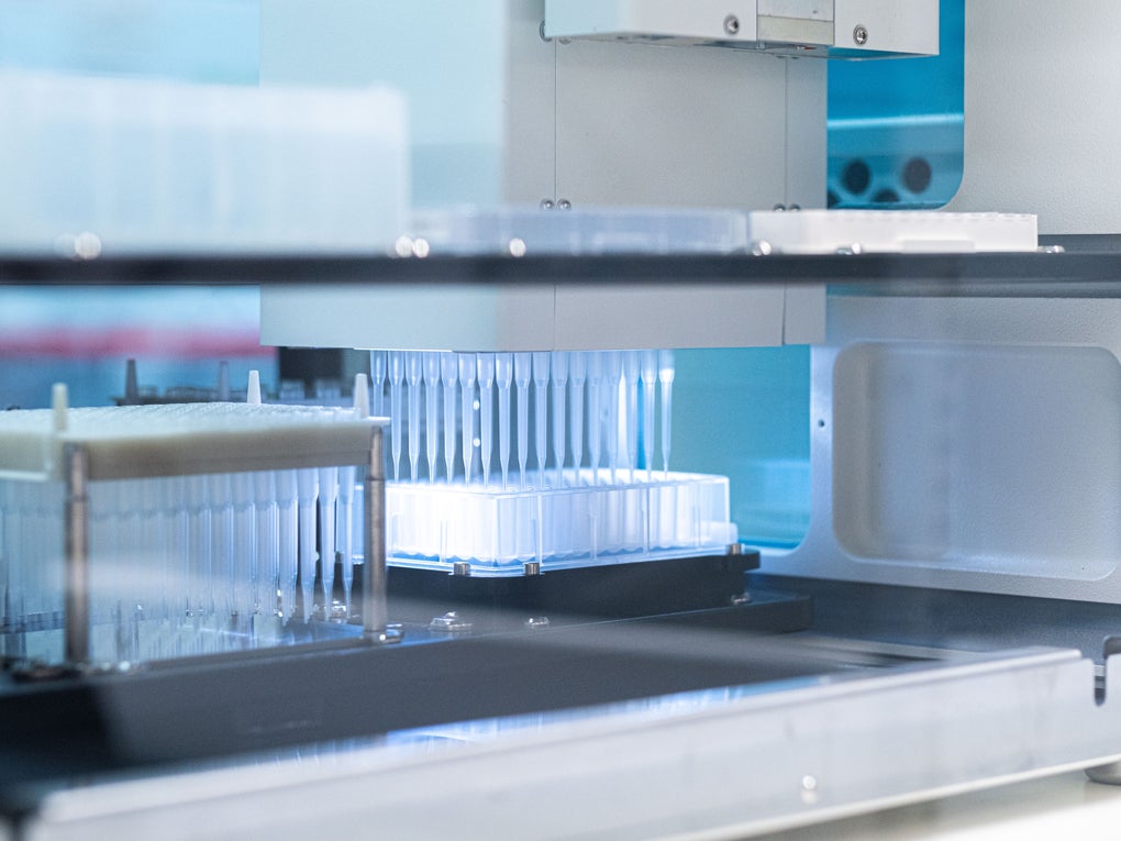 Nahaufnahme einer Pipettiermaschine Nahaufnahme einer Pipettiermaschine