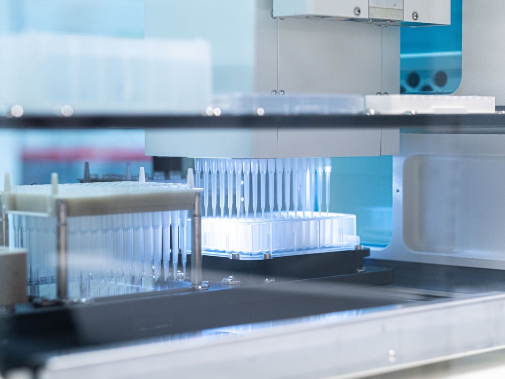 Nahaufnahme einer Pipettiermaschine Nahaufnahme einer Pipettiermaschine