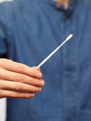 Mund auf. Stäbchen rein. Spender sein! Mit einem einfachen Abstrich der Wangenschleimhaut kann man vielleicht zum Lebensretter werden.