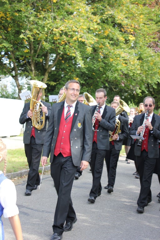 Patient Martin läuft als Dirigent vor seiner Kapelle. Patient Martin läuft als Dirigent vor seiner Kapelle.