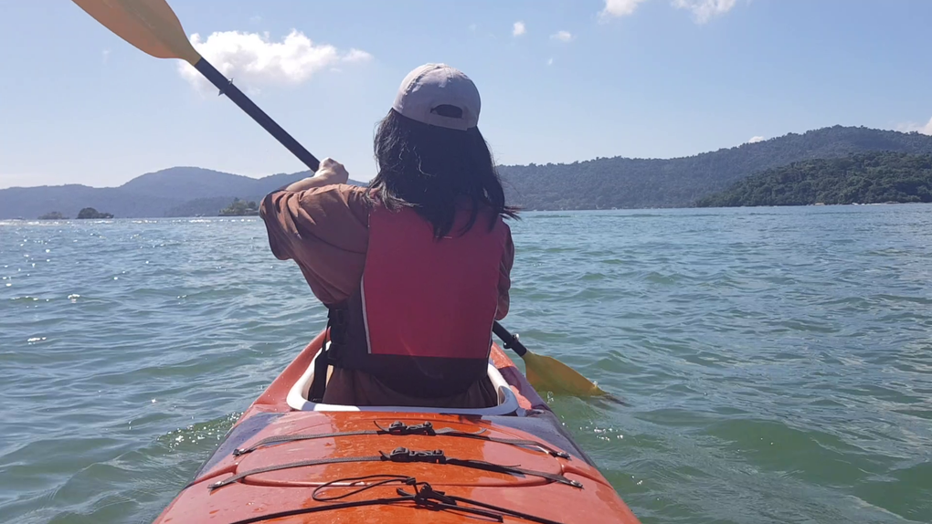 Person von hinten in einem Kayak. Person von hinten in einem Kayak.