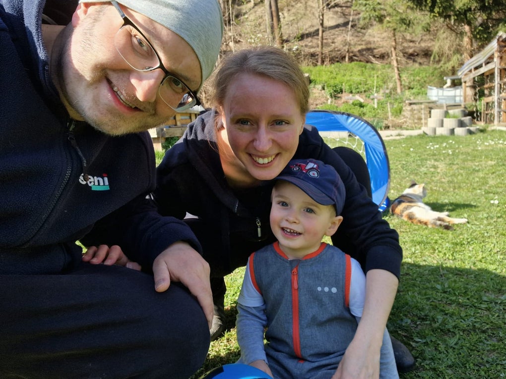 Ein Mann und eine Frau mit einem Kind im Garten Ein Mann und eine Frau mit einem Kind im Garten